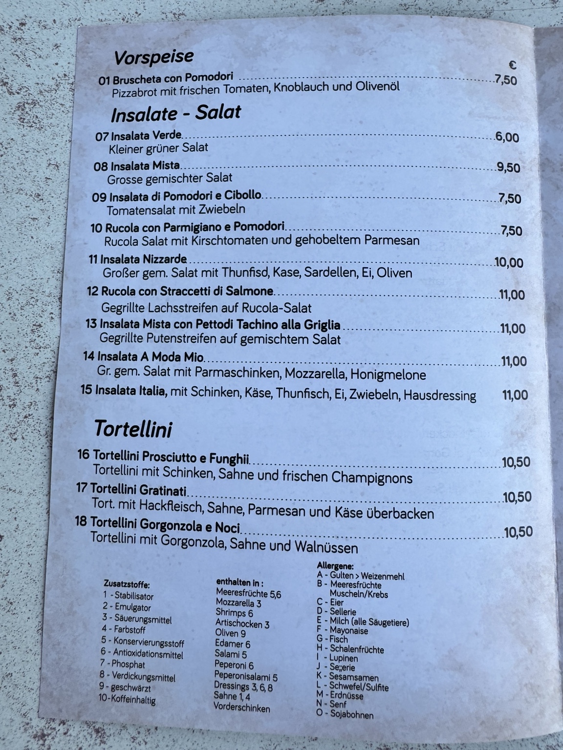 To-Go-Karte mit Vorspeise, Salaten und Tortellini